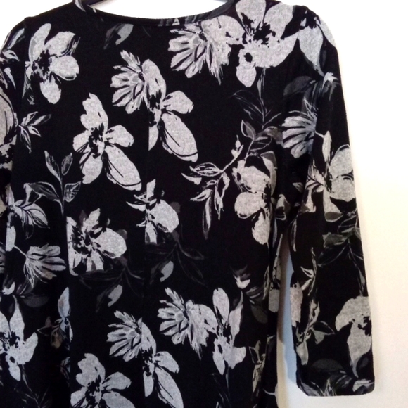 Artizan Floral 3/4 Sleeve Sharkbite Hemline Top - Picture 9 of 10